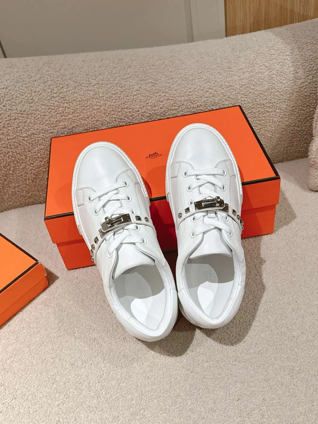 👟👟Ex-factory price 600👟👟Hermes top version couple model Epsom calfskin and calfskin loafer style lace-up sneakers, with functional rose gold-plated Kelly shoe buckles. Create a stylish urban look. Fabric: Specific cowhide/canvas material Lining: Sheepskin lining Outsole: Original molded TPU outsole Size: 35-45